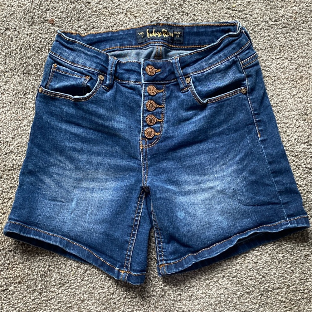 Cute jean shorts!!! Size 3